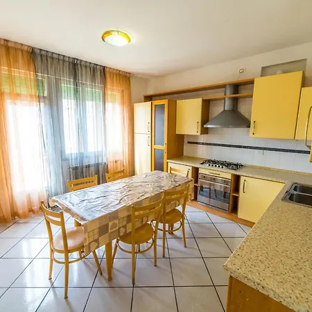 Uliana House 公寓 *